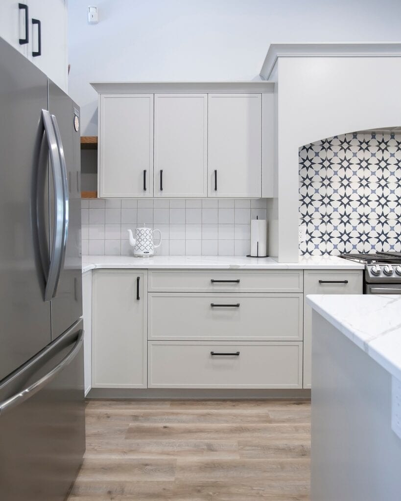 white_kitchen_backsplash_idea_2