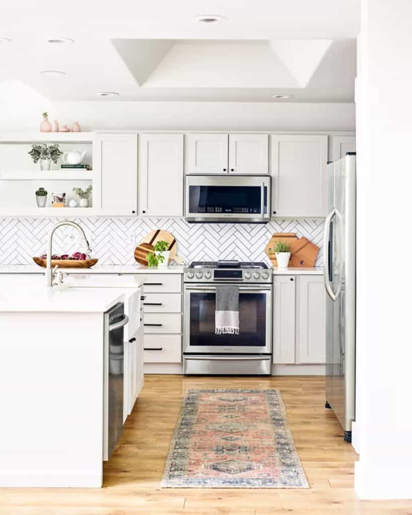 white_kitchen_backsplash_tile_ideas_2