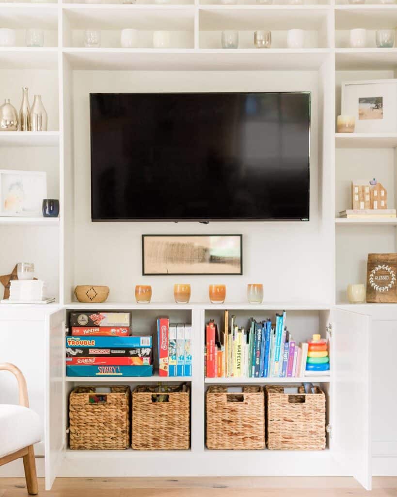 A_Beachy_Living_Room_With_a_White_Entert_3