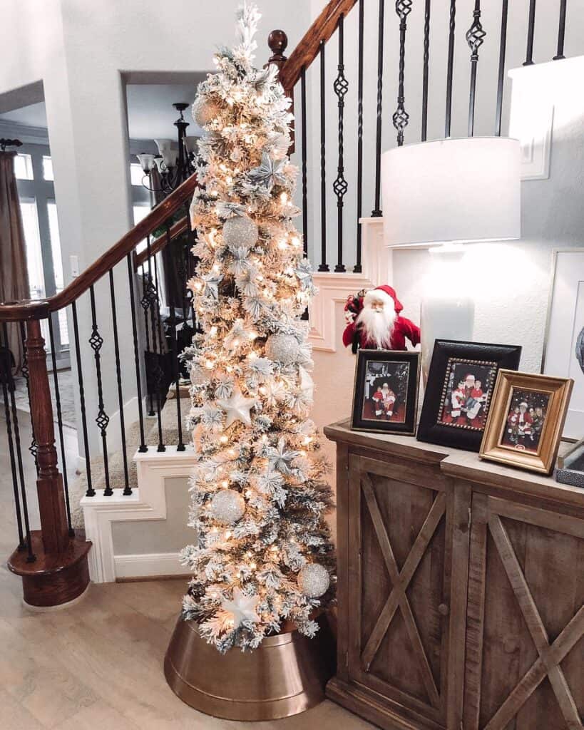 A_Stunning_Gold_and_White_Christmas_Tree_5