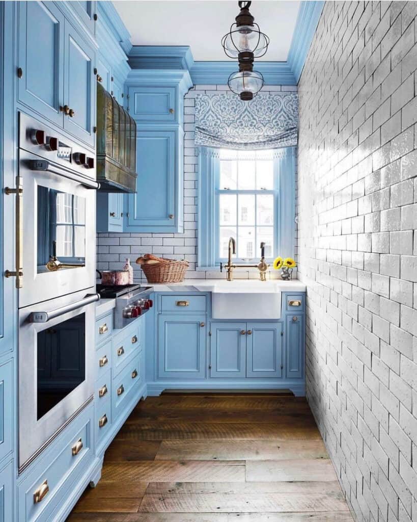 Blue_and_White_Kitchen_Design_with_Charm_4