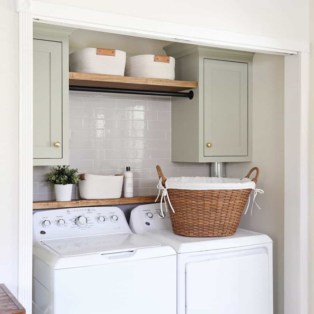 20 Farmhouse Laundry Room Ideas: Wood Doors with Black Hardware ...