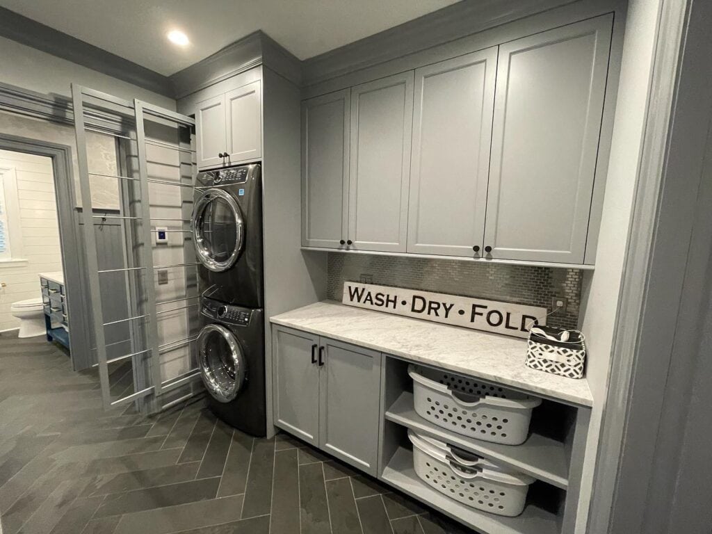 Laundry_Room_With_White_Shelves_and_Coun_3