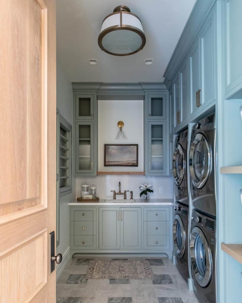 Laundry_Room_With_White_Shelves_and_Coun_3