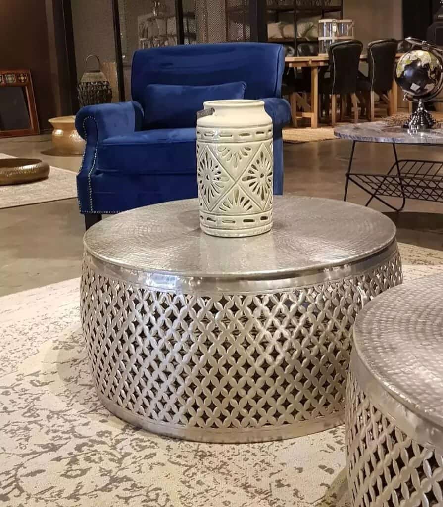 Metal_Coffee_Table_with_a_Decorative_Vas_6