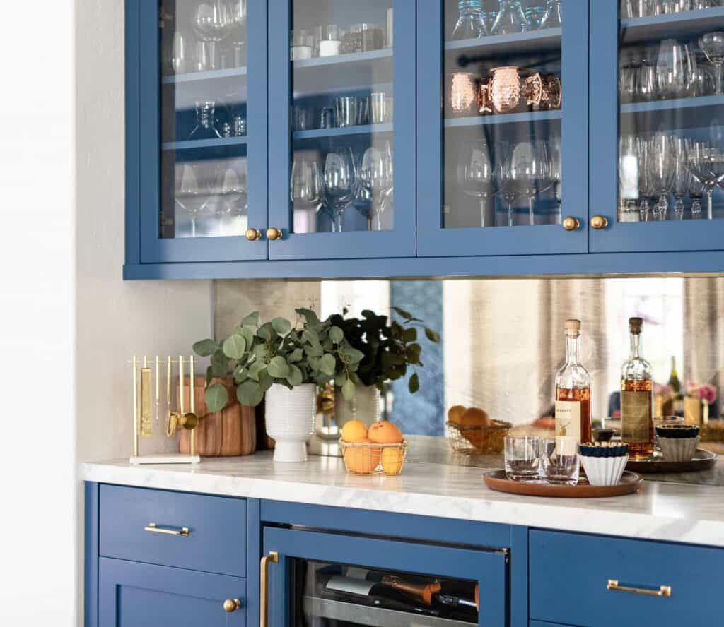 Stylish_Blue_and_White_Kitchen_with_Glas_4