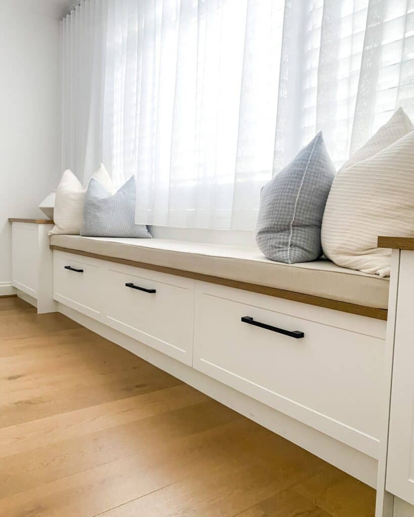 Stylish_White_Storage_Bench_with_Sleek_B_1