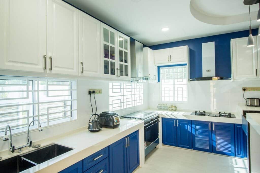 blue_and_white_cabinets_kitchen_4