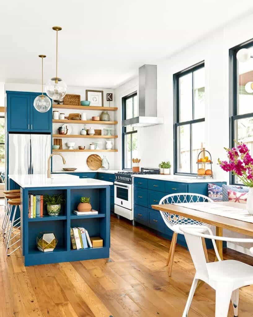 blue_and_white_kitchen_cabinets_4