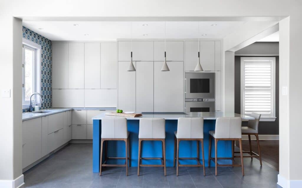 blue_and_white_kitchen_decor_4