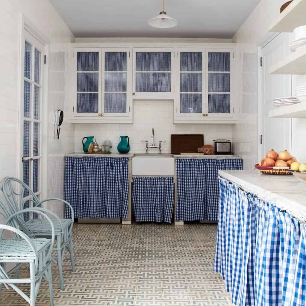 navy_blue_and_white_kitchen_4