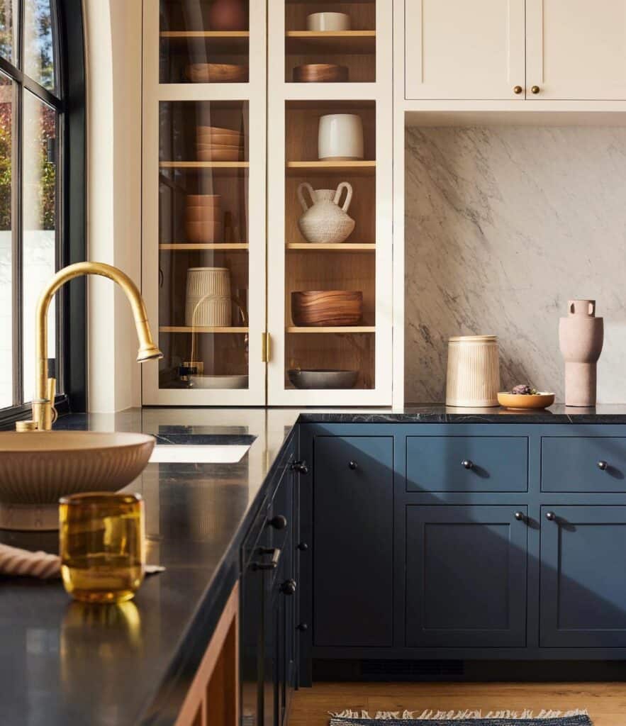 navy_blue_and_white_kitchen_4