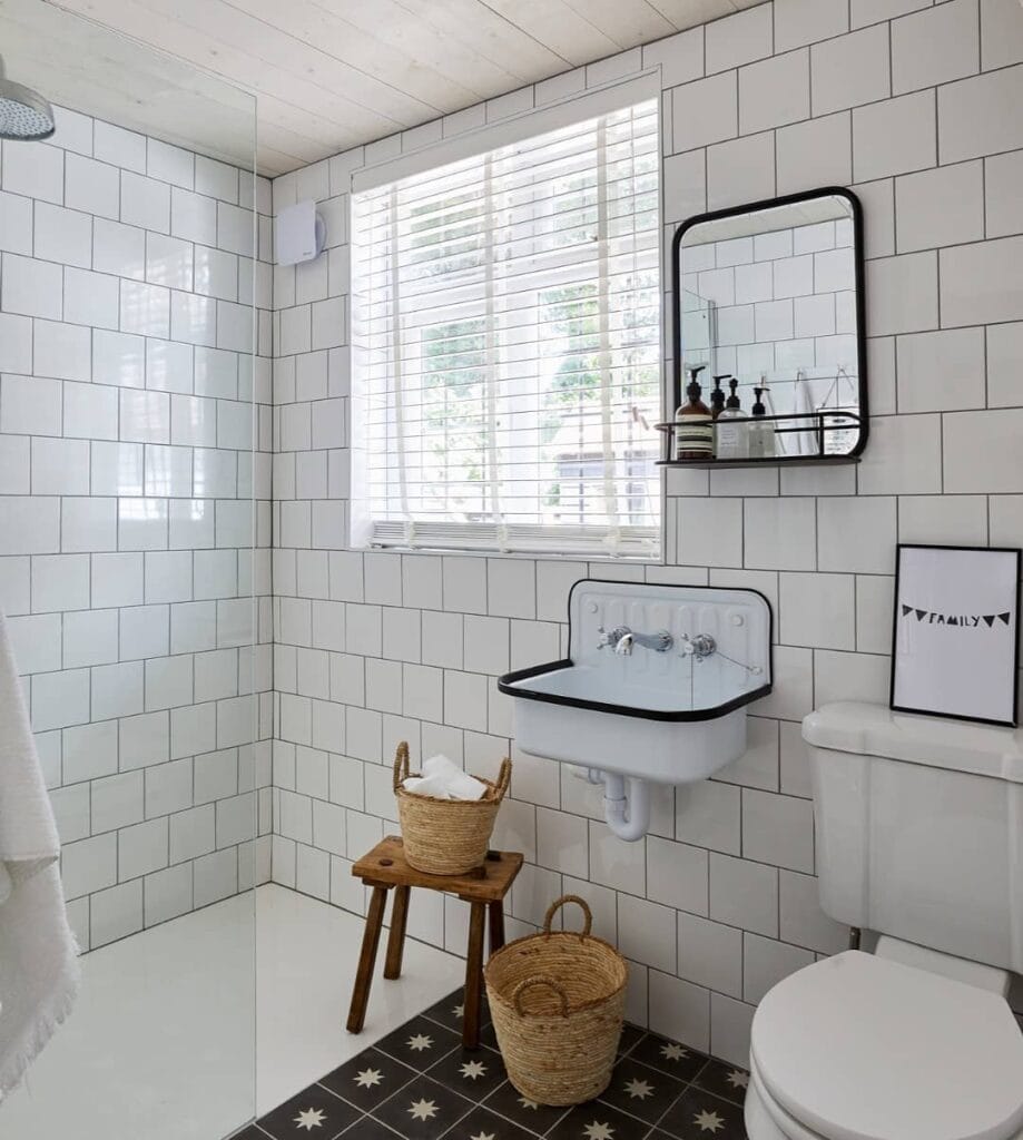 white_subway_tile_backsplash_with_gray_grout_