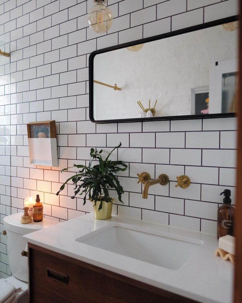 white_subway_tile_with_warm_gray_grout_