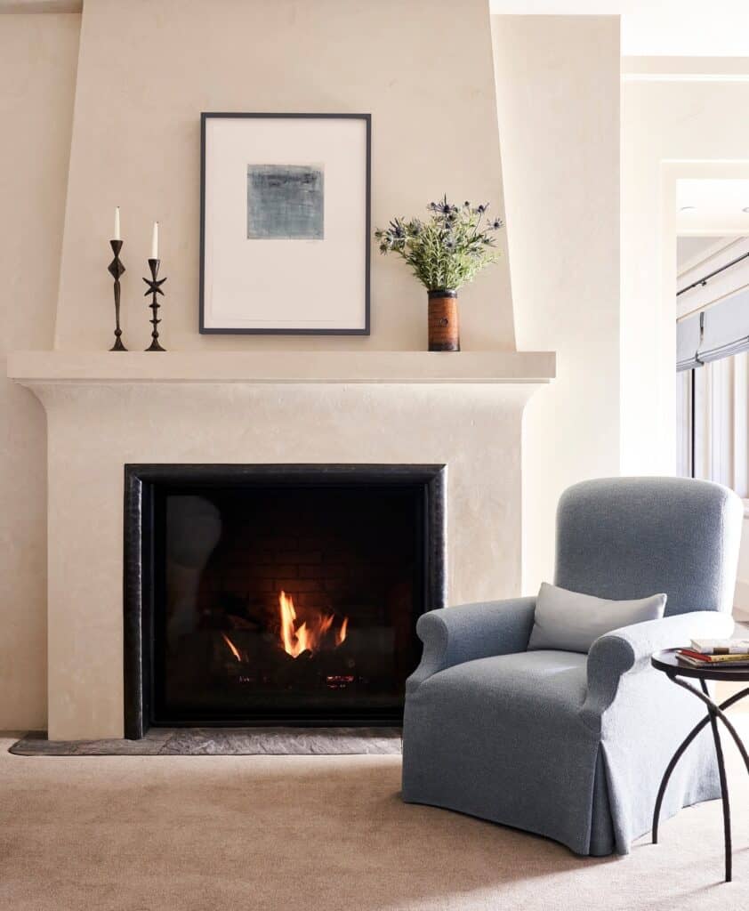 A_Cozy_Living_Room_With_a_White_stucco_F_