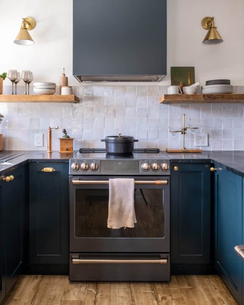 Designing_a_Navy_Blue_Kitchen_with_Styli_5