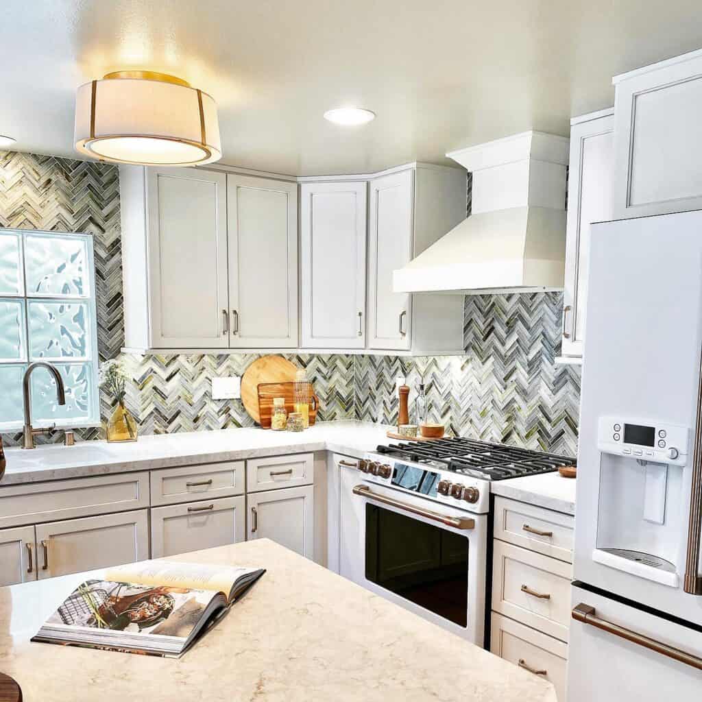 Elegant_White_Kitchen_with_Herringbone_T_