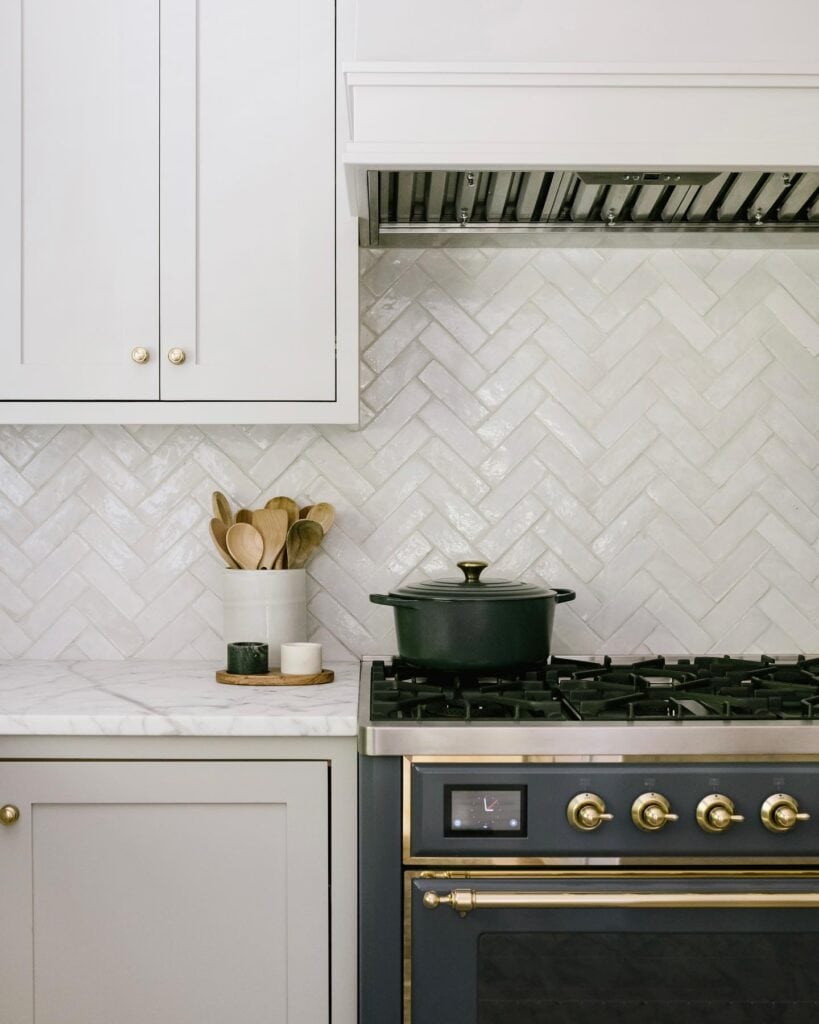 Elegant_White__Backsplash_in_a_Modern_Ki_1