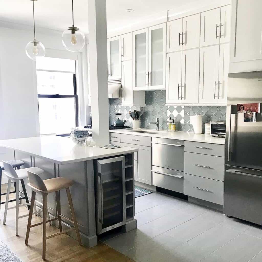 Elegant_White_and_Gray_Kitchen_Design_2