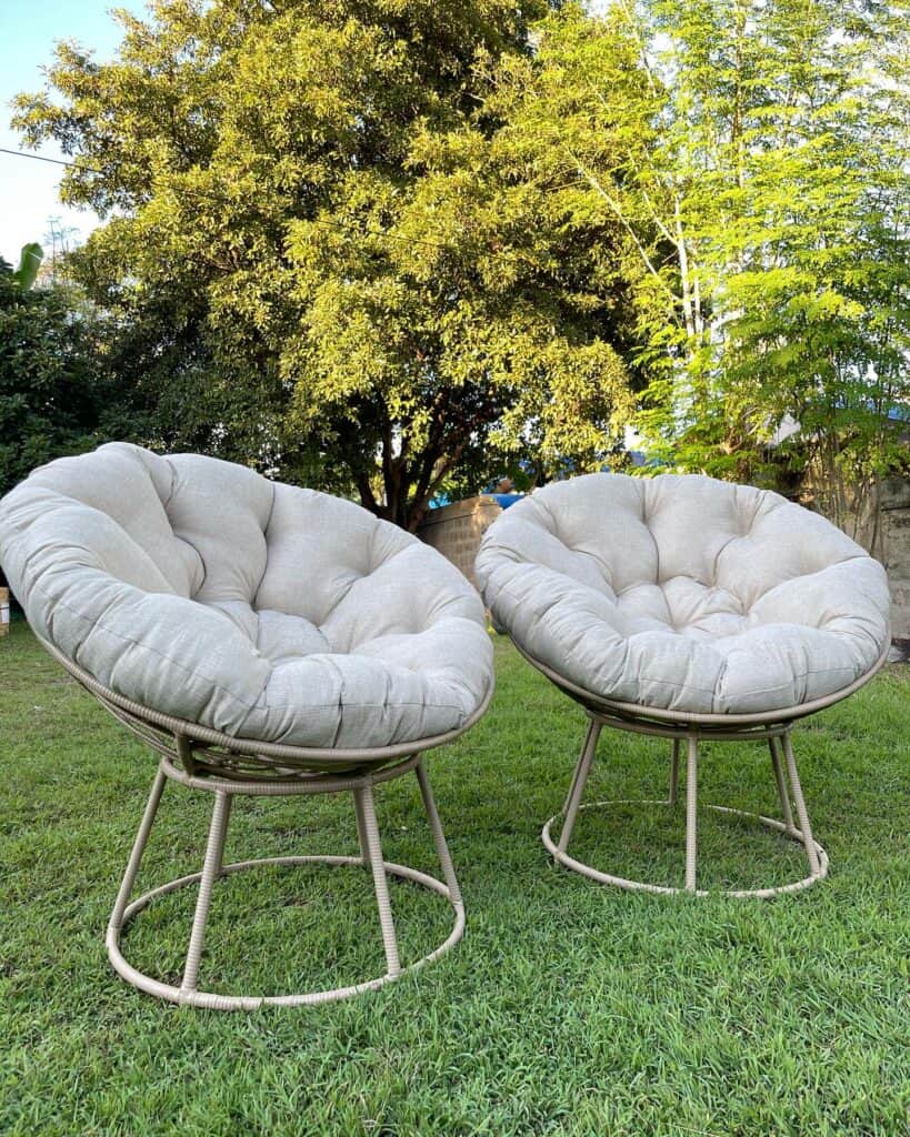 Outdoor_Papasan_Chairs_Nestled_in_a_Gras_1