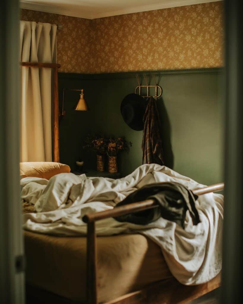 dark_academia_bedroom_aesthetic_1