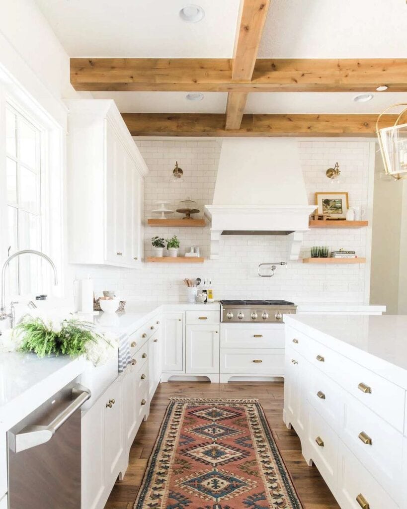 farmhouse_antique_white_kitchen_cabinets_2