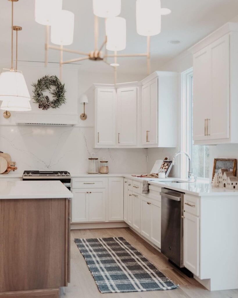 farmhouse_antique_white_kitchen_cabinets_2