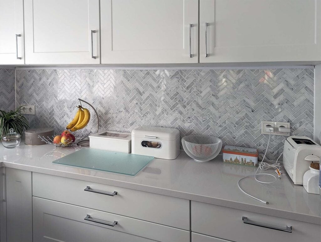 herringbone_tile_backsplash_