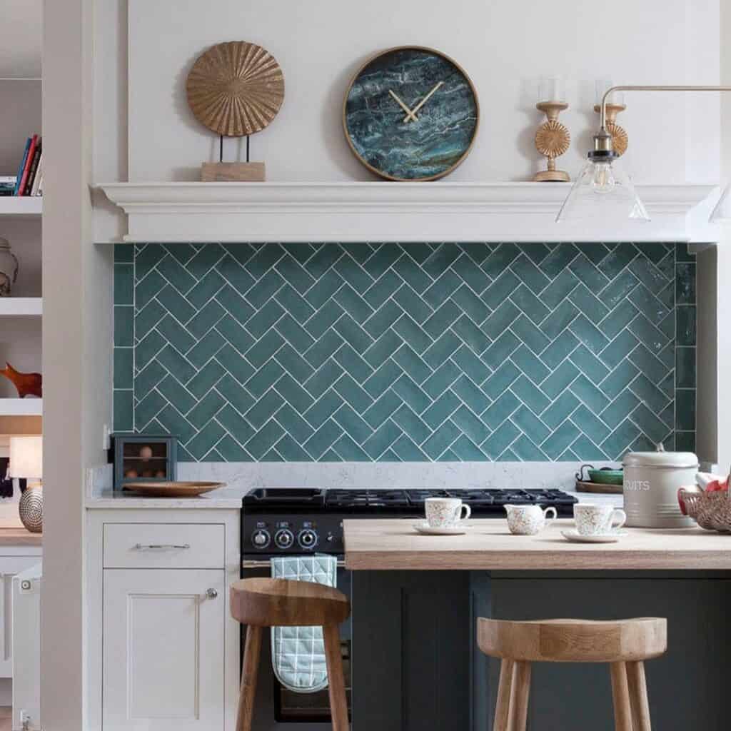 herringbone_tile_backsplash_kitchen_