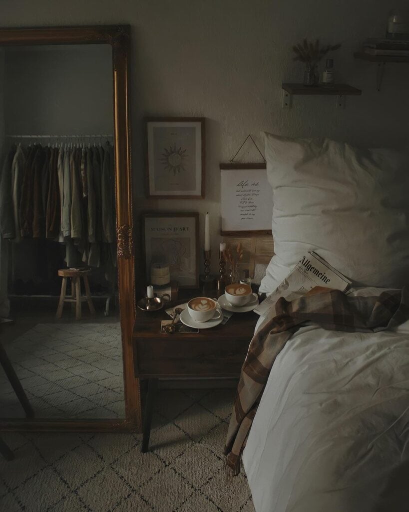 interior_design_dark_academia_bedroom_1