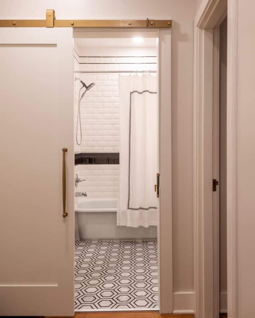 small_bathroom_entry_door_ideas_2