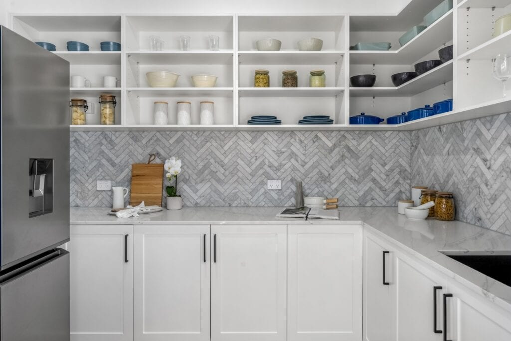 white_and_gray_kitchen_cabinets_2