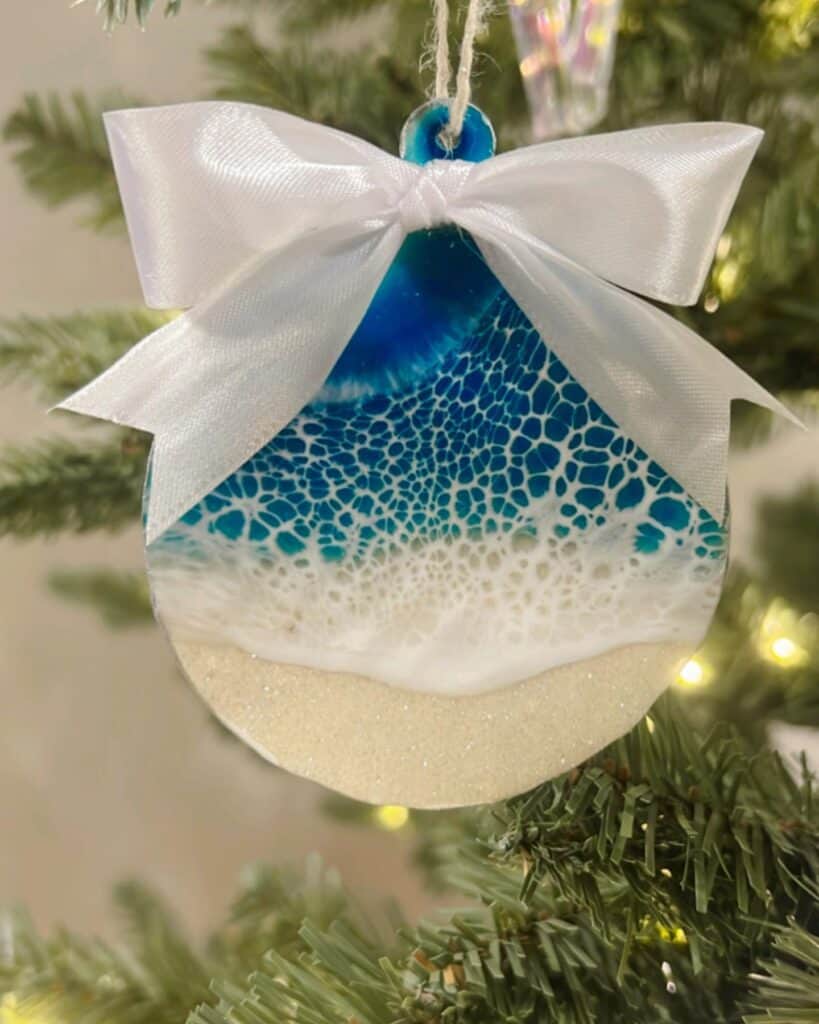 A_Blue_and_White_Beach_Ball_Ornament_Han_