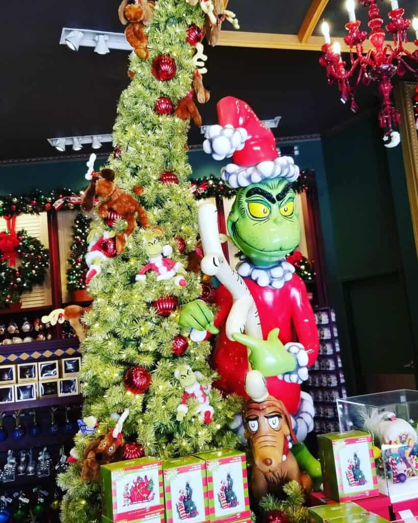 A_Christmas_Tree_Decorated_With_a_Grinch_2