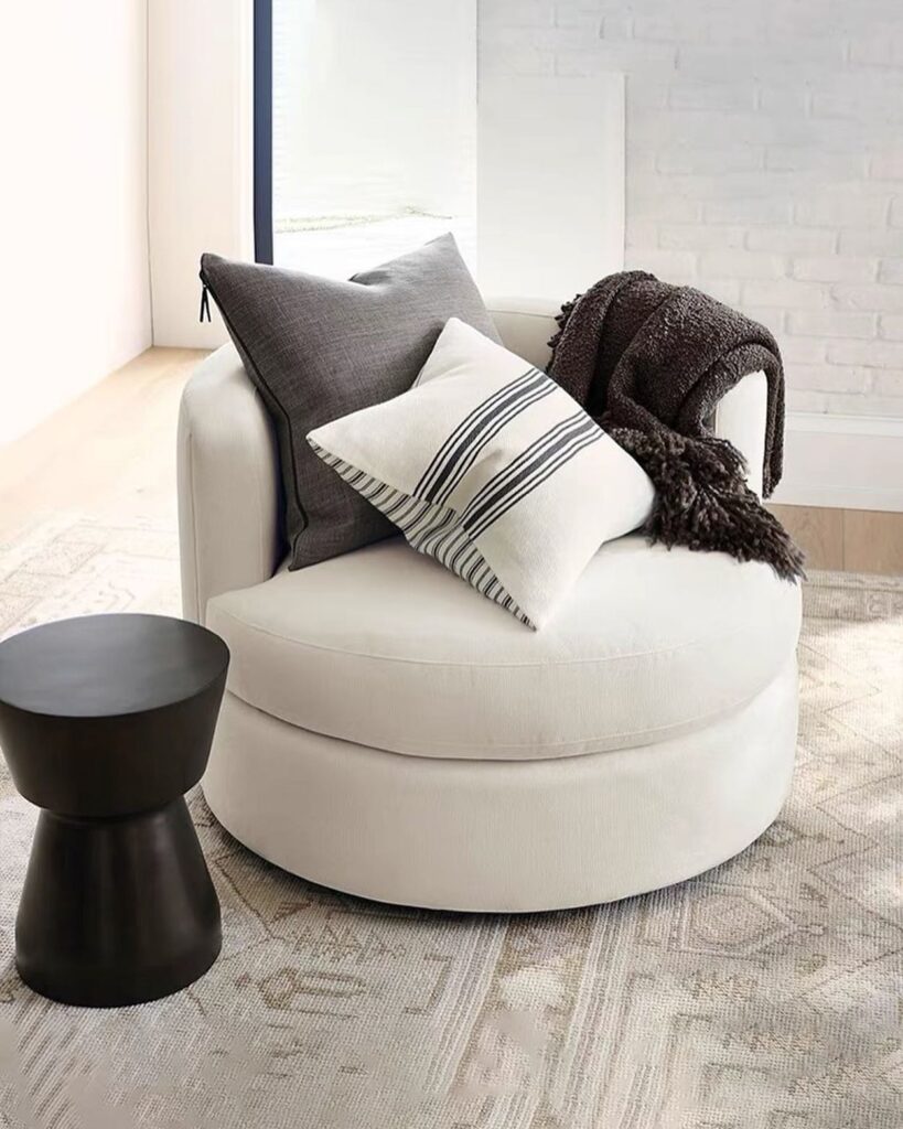 A_White_Swivel_Chair_with_a_Black_Side_T_3