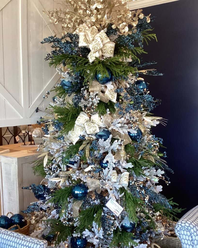 Large_Christmas_Tree_with_Blue_white_and_