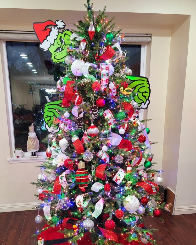 The_Perfectly_Decorated_Christmas_Tree_w_2