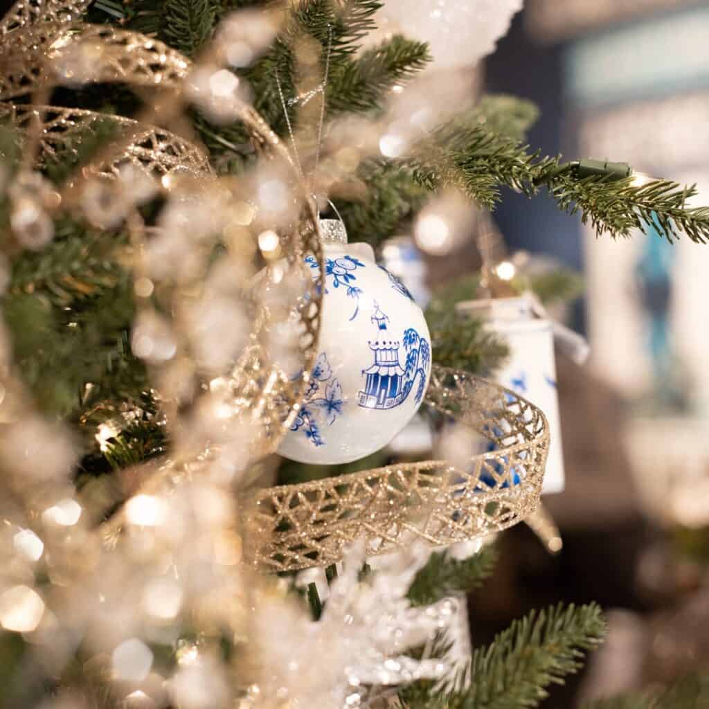 blue_and_white_christmas_tree_ideas_