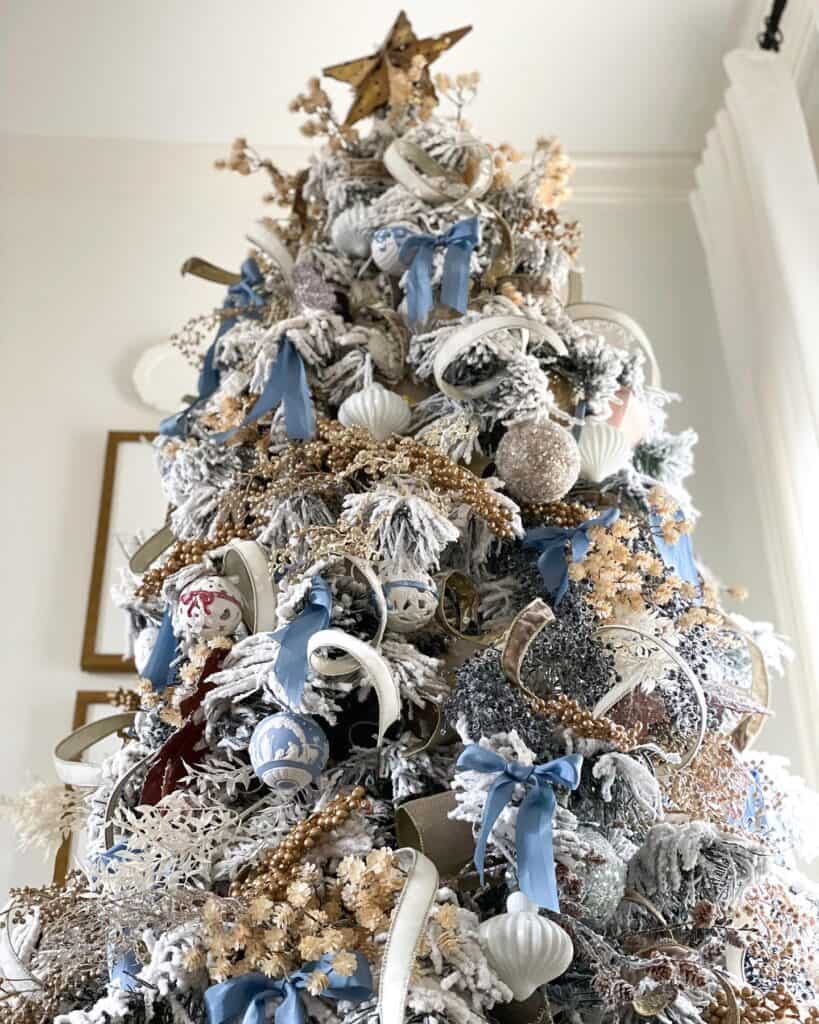 blue_and_white_decorated_christmas_tree_