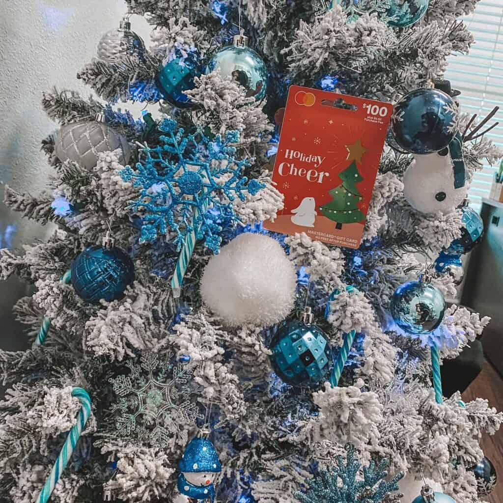 blue_and_white_decorated_christmas_tree_