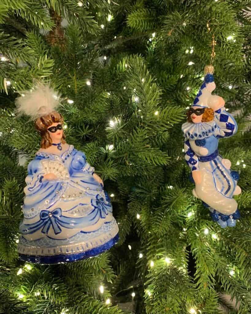 blue_and_white_decorated_christmas_tree_