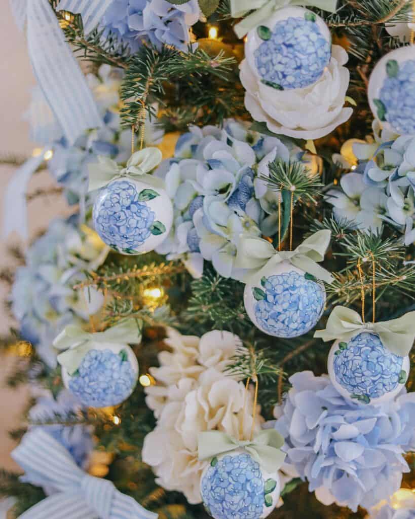 christmas_tree_decor_blue_and_white_