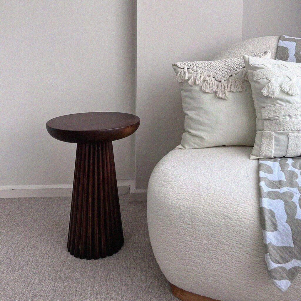 round_pedestal_side_table_